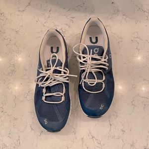 On cloud womens running shoes. Size 6.5